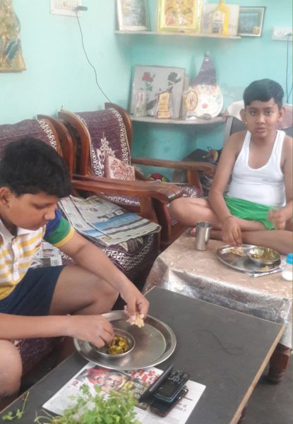 2 ladke khana chaba chaba kr kha rehe hai kyuki vo Weight Lose larna chahte hai