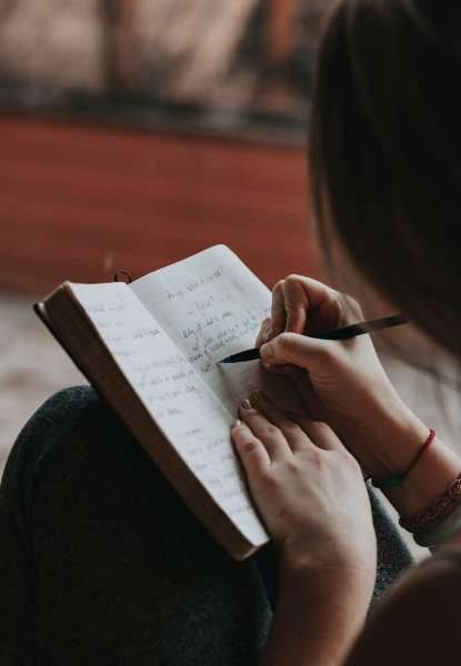 jeevan main santosh (Satisfaction in life) paane ke liye dairy likhti ek ladki