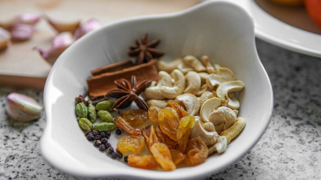 ek katori main bahut sare Dry Fruits rakhe huye hai