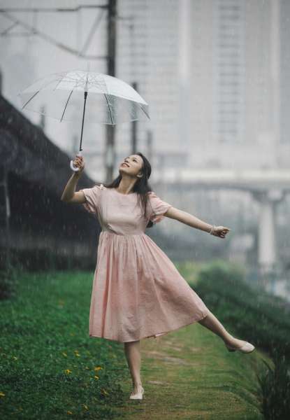 वर्तमान पल का आनंद उठाती एक लड़की