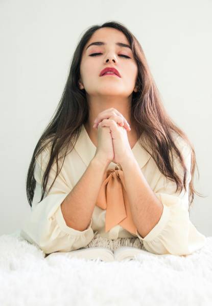 Praying hands doing jap of Gayatri Mantra Sahastranaam aur Kavach ki prapti ke liye hath jodkar prarthana karna.