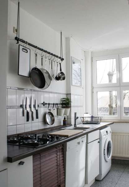 bartano ko saaf (cleaning utensils) karke kitchen main rakhe hai 