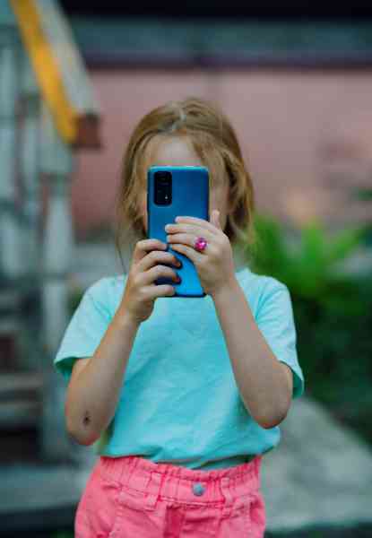 Bacho Ka Screen Time badta ja reha hai adhik samay mobile ko dene se