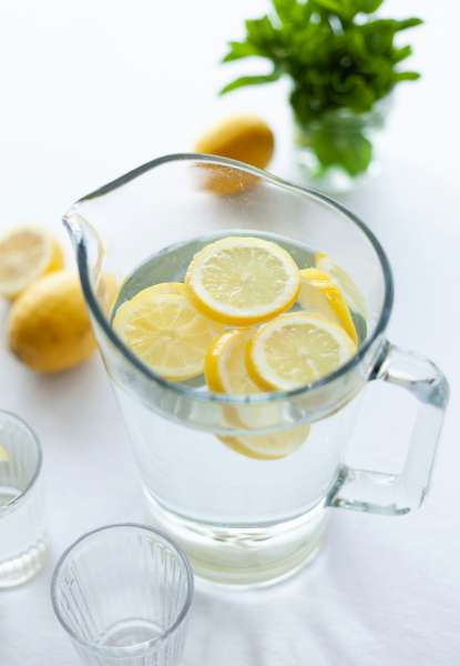 Sardiyon mein Sharir ko Hydrated Rakhne ke Fayde main neebu pani ka bahut role hai