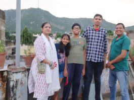 kuch log khade huye hai, khush hokar apne stress ko door kr rehe hai