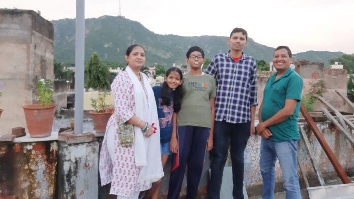 kuch log khade huye hai, khush hokar apne stress ko door kr rehe hai