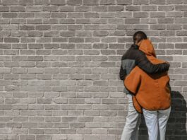 do dost ek dusre ko forgiveness kr rehe hai