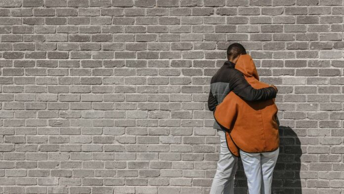 do dost ek dusre ko forgiveness kr rehe hai
