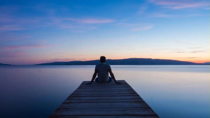 ek aadmi sea ke kinare betha hai , dar or chinta se mukti paane ki soch reha hai